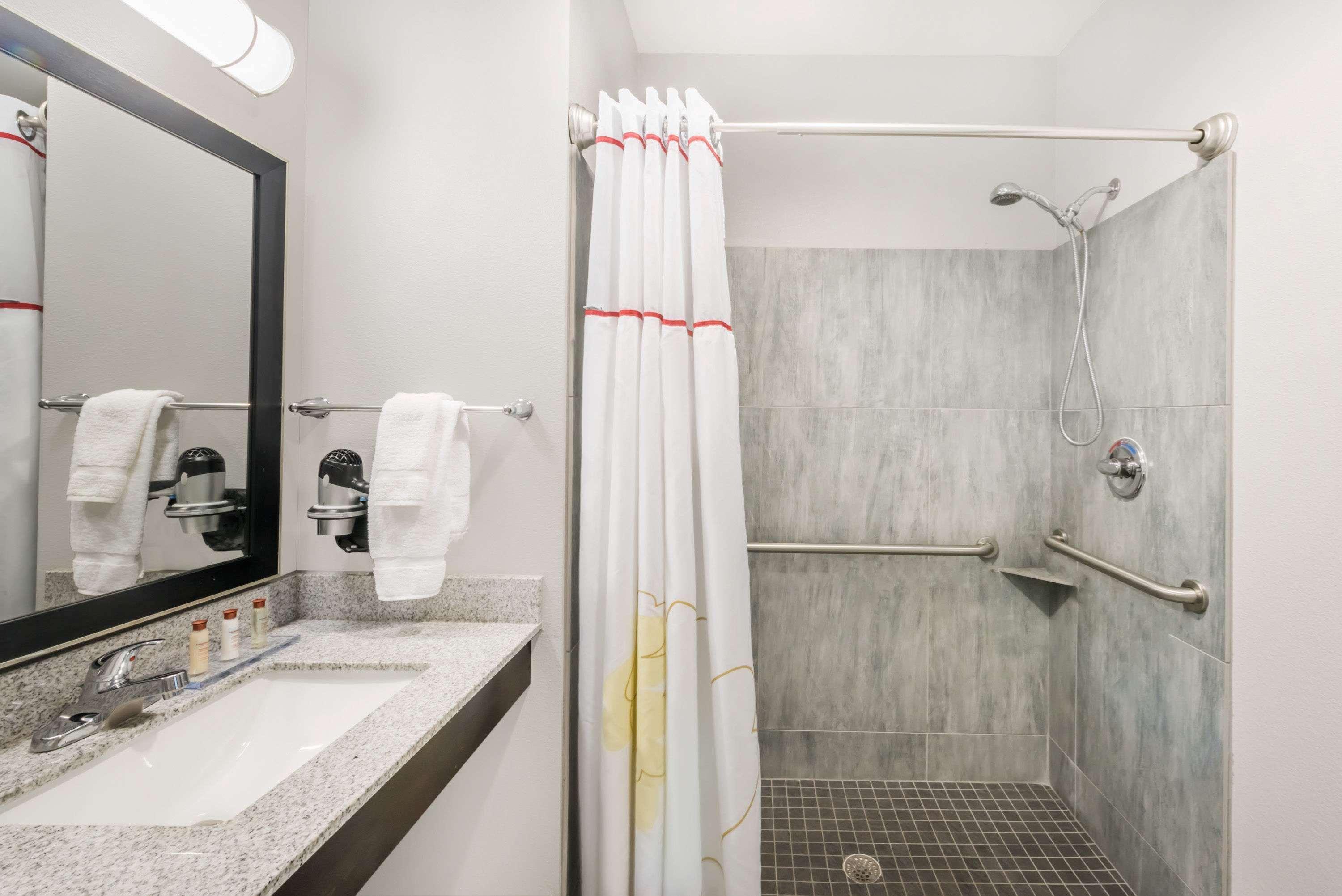 Hawthorn Extended Stay By Wyndham Мидланд Екстериор снимка